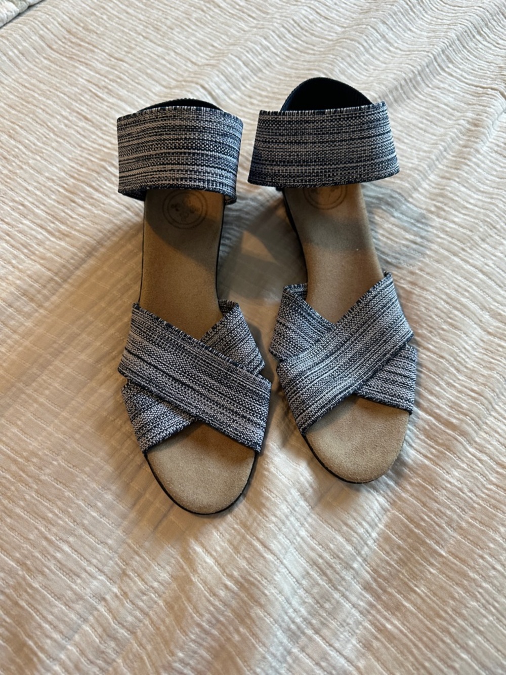 CHARLESTON SHOE CO. Women's Black and Gray Striped Cross-Strap Sandals